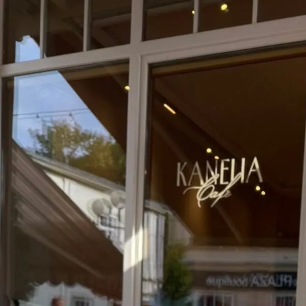 Kafejnīcas logs Jomas ielā ar Kanelia Café uzrakstu